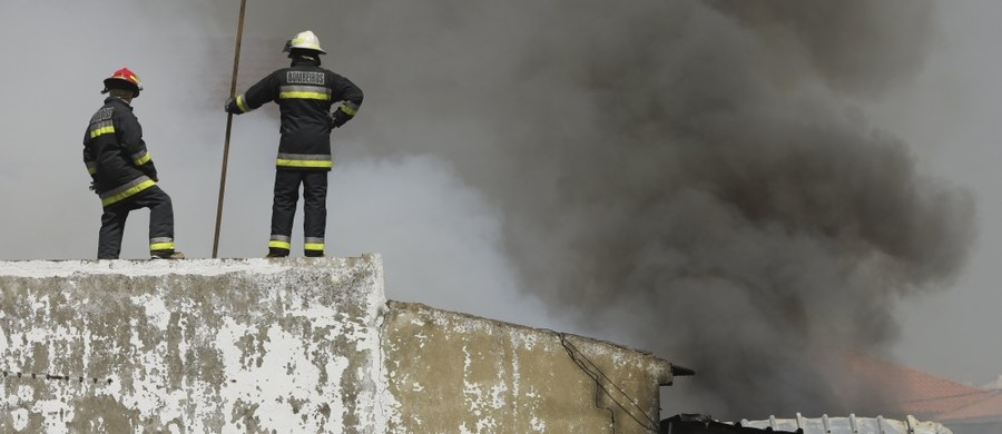 ​W pobliżu jednego z supermarketów na przedmieściach stolicy Portugalii, Lizbony, rozbił się niewielki samolot. Jak informuje agencja Reutera, w katastrofie zginęło pięć osób - cztery osoby znajdujące się na pokładzie awionetki oraz jedna osoba przebywająca w chwili zdarzenia na parkingu przed sklepem. 