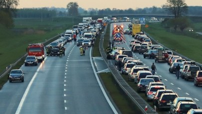 Gigantyczny karambol na A2. Zderzyły się 23 samochody, jedna osoba nie żyje