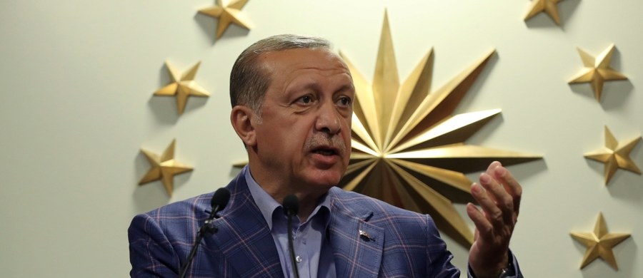 ​Prezydent Turcji Recep Tayyip Erdogan powiedział międzynarodowym obserwatorom niedzielnego referendum w jego kraju, by "znali swoje miejsce" po tym, jak skrytykowali oni kampanię i sam plebiscyt za niespełnianie międzynarodowych standardów.