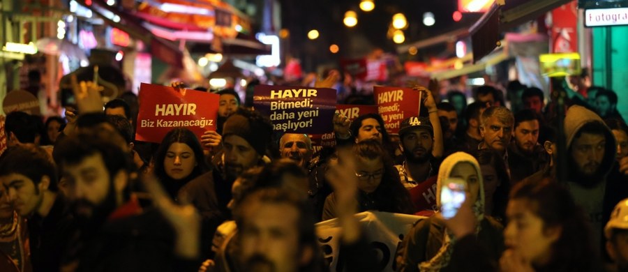 ​Turecki rząd pod przewodnictwem prezydenta Recepa Tayyipa Erdogana zatwierdził w poniedziałek wieczorem przedłużenie o trzy miesiące stanu wyjątkowego, wprowadzonego w tym kraju po nieudanej próbie puczu z lipca zeszłego roku - poinformował wicepremier Turcji Numan Kurtulmus podczas konferencji prasowej w Ankarze.