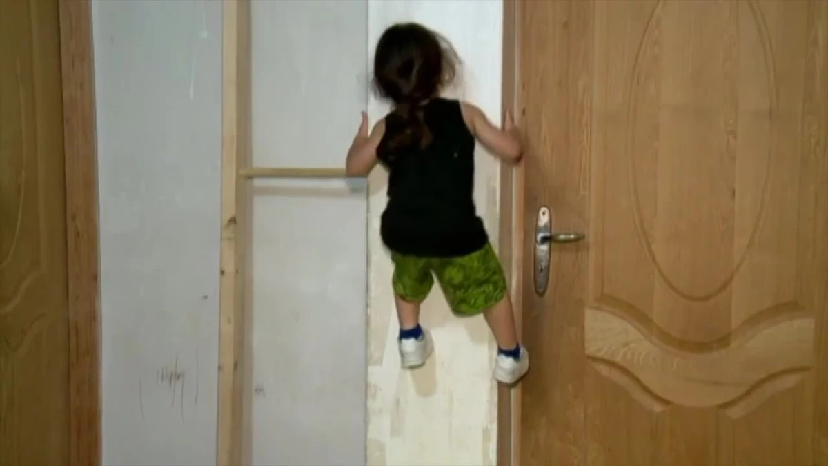 3-letni Arat Hosseini zadziwił internautów na całym świecie swoimi niezwykłymi umiejętnościami. Mały Irańczyk z wielką łatwością potrafi wykonywać salta i różnego rodzaju ćwiczenia gimnastyczne. Jest też w stanie wspinać się po ścianach swojego domu. "Moim marzeniem jest, by mój syn został mistrzem olimpijskim, ale jego obecne osiągnięcia uświadamiają mnie w przekonaniu, że to będzie dla niego zbyt małe wyzwanie" - powiedział Seyed Mohamad Hosseini, ojciec 3-latka. Profil Arata na Instagramie śledzi blisko 800 tys. osób.