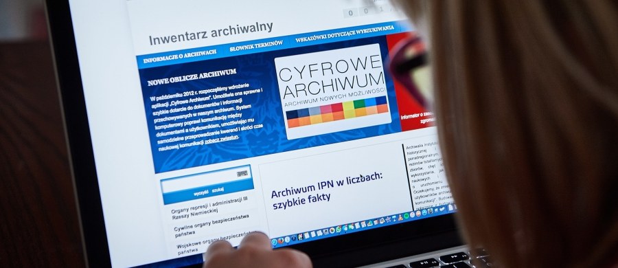 Nazwiska prawie tysiąca oficerów i agentów wywiadu PRL i III RP ujawnia publicznie dostępny katalog Instytutu Pamięci Narodowej. Obce służby, nie ruszając się zza biurka, mogą zidentyfikować naszych szpiegów, a potem odtworzyć ich kontakty za granicą – alarmuje "Wyborcza". 