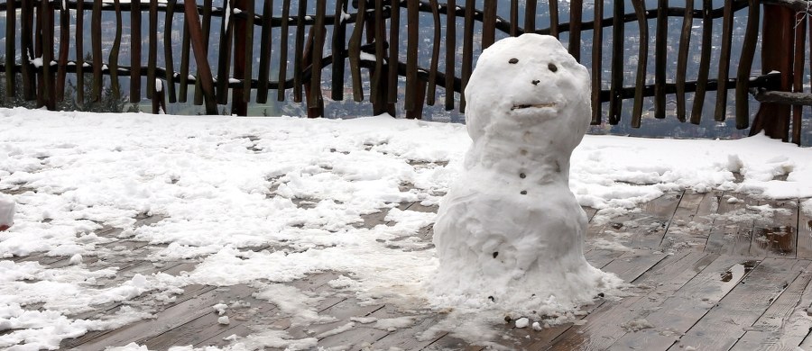 Instytut Meteorologii i Gospodarki Wodnej wydał we wtorek ostrzeżenie dla południowych regionów Polski. Intensywne opady deszczu i zawieje śnieżne będą nam towarzyszyły dziś i jutro rano. Kolejne dni zapowiadają się na szczęście dużo pogodniej.