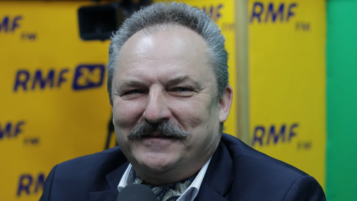 „Trzeba trochę delikatności w tym wszystkim. Pan Donald Tusk jest obywatelem Rzeczypospolitej, prokurator wzywa go na przesłuchanie jako świadka i Donald Tusk musi się na nie stawić. Nie róbmy z tego tragedii” – powiedział w Porannej rozmowie w RMF FM Marek Jakubiak o jutrzejszym przesłuchaniu w Warszawie, w którym udział weźmie były premier. „Robi się z tego happening, nie przewidując, że w ten sposób robi się krzywdę Donaldowi Tuskowi” – stwierdził poseł Kukiz’15, odnosząc się do zapowiedzi powitania szefa Rady Europejskiej na Dworcu Centralnym w Warszawie. Zdaniem Jakubiaka, Donald Tusk będzie kandydował w wyborach na prezydenta Polski. „Tuskowi będzie się chciało, i to będzie wynikało z jego odpowiedzialności, którą kreuje się w tej chwili, czyli kreuje się wroga w postaci PiS, ginącą Polskę wobec działań PiS; i tegoż rycerza na białym koniu, który przyjedzie Polskę wyzwolić od tego wszelkiego zła – dodał. Jakubiak odniósł się także do pogłosek o ewentualnej dymisji Antoniego Macierewicza z funkcji szefa MON. "Minister Macierewicz sam będzie sobie winny. Ja i Paweł Kukiz chwaliliśmy go na początku jego działalności za wielką energię i determinację w tym, żeby armia się odbudowała po tej platformerskiej katastrofie, po totalnym rozbrojeniu Rzeczypospolitej, tylko, że minister idzie za daleko i za szybko, w sposób nieprzewidywalny”. "Trzeba zdyscyplinować ministra, albo go zdymisjonować” – dodał poseł Kukiz’15, komentując w ten sposób zamieszanie wokół Bartłomieja Misiewicza. 