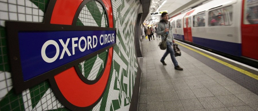 Przypalone tosty przyczyną zamknięcia dwóch najruchliwszych stacji metra w Londynie. Taki zapis znalazł się w raporcie w sprawie incydentów, które sparaliżowały komunikację miejską w brytyjskiej stolicy. 