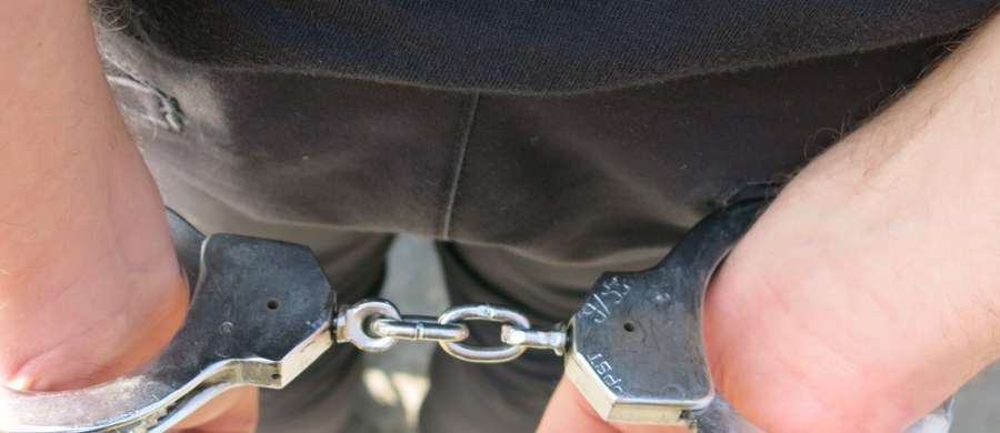 Kierujący bmw młody mieszkaniec Białogardu w województwie zachodnio-pomorskim wjechał na chodnik przy ulicy Drzymały i potrącił pieszego, po czym uciekł z miejsca zdarzenia. Został zatrzymany. 22-latek był kompletnie pijany i nie miał prawa jazdy. Za popełnione przestępstwa został skazany na 1,5 roku bezwzględnego pozbawienia wolności, dożywotni zakaz prowadzenia pojazdów, grzywnę 10 tys. zł.