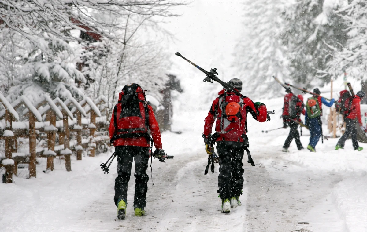 Z powodu opadów śniegu podniesiono stopień zagrożenia lawinowego w Tatrach i na północnych stokach Babiej Góry. W związku z tym ratownicy apelują o zachowanie szczególnej ostrożności. 