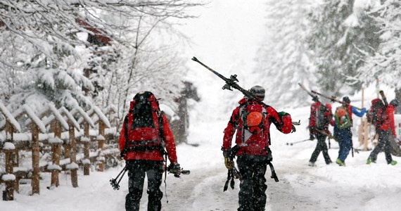 Z powodu opadów śniegu podniesiono stopień zagrożenia lawinowego w Tatrach i na północnych stokach Babiej Góry. W związku z tym ratownicy apelują o zachowanie szczególnej ostrożności. 