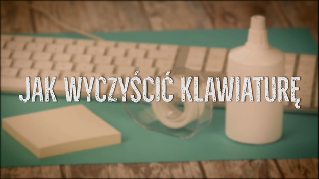 Klawiatura komputera to jeden z najszybciej brudzących się przedmiotów codziennego użytku. Okruszki, włosy, kurz, drobinki pyłów - wszystko można tu znaleźć, nie wspominając o mikroorganizmach, które przenosimy palcami. Jak szybko i skutecznie wyczyścić komputerową klawiaturę? Warto od czasu do czasu porządnie ją wyczyścić - badania naukowców nie pozostawiają złudzeń: klawiatura może być bardziej brudna niż... toaleta!