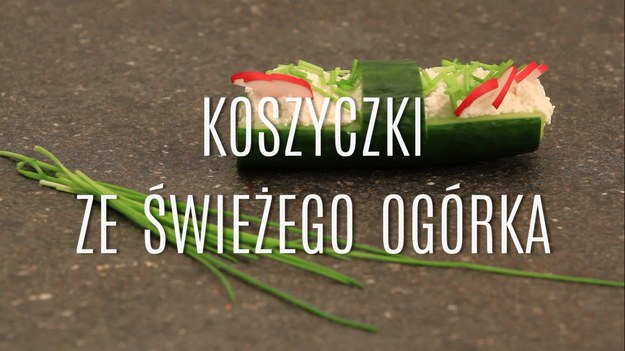 Wiosna to szczególny czas, kiedy na naszych stołach zaczyna się pojawiać coraz więcej kolorowych składników! Świeże, produkowane bez zbędnej chemii ogórki idealnie nadają się na przygotowywanie drobnych przekąsek, których wygląd przyciągnie nie tylko najmłodszych! Tym razem mamy dla was propozycję na zdrową i odżywczą przekąskę - oto, jak zrobić ogórkowe koszyczki z białym serem. W kilka chwil wyczarujecie przepyszne danie, które nie tylko świetnie wygląda, ale i smakuje wspaniale!