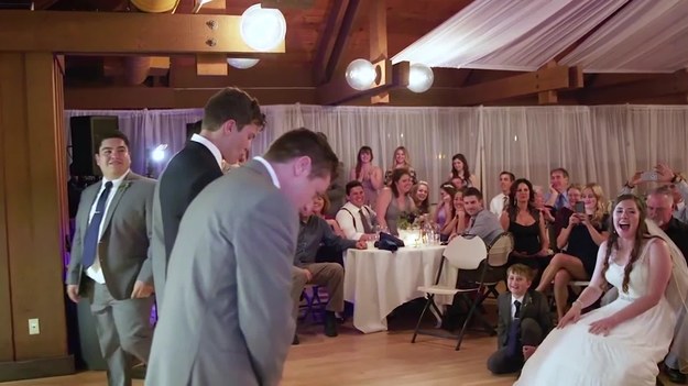 Zabawny film z wesela - oto pan młody i jego świadkowie wykonują taneczny zestaw przed totalnie oszołomioną panną młodą.