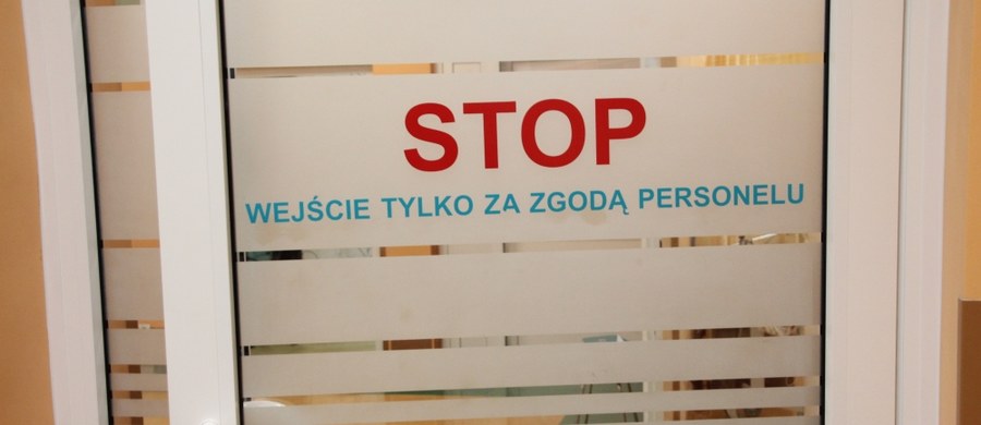 17 nosicieli wirusa HAV, odpowiedzialnego za wirusowe zapalenie wątroby typu A, przebywa w trzech szpitalach, a kilkaset osób jest objętych nadzorem epidemiologicznym - poinformował dyrektor Powiatowej Stacji Sanitarno-Epidemiologicznej w Ostrowie Wlkp. Andrzej Biliński. ​Zdaniem Bilińskiego, można mówić o początku epidemii wirusowego zapalenia wątroby typu A, czyli żółtaczki pokarmowej.