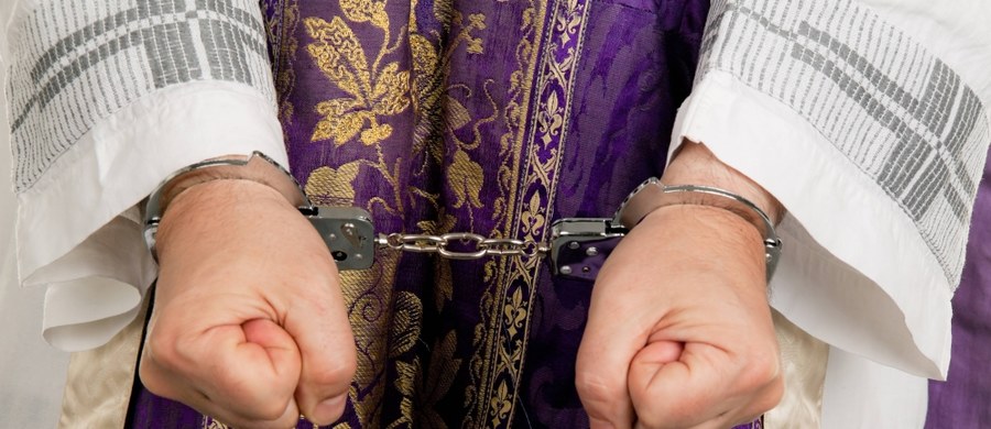 ​Policjanci z Konina w Wielkopolsce zatrzymali 66-letniego mieszkańca Katowic, który udając księdza, wyłudził pieniądze od pielgrzymów odwiedzających licheńskie sanktuarium. Mężczyźnie za oszustwo grozi ośmioletnie więzienie.