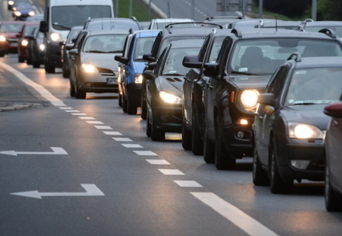 To było trudne popołudnie dla kierowców. Na opolskim odcinku autostrady A4 w kierunku Wrocławia utworzył się 25-kilometrowy zator. Gigantyczny korek był także na autostradowej obwodnicy Krakowa.
