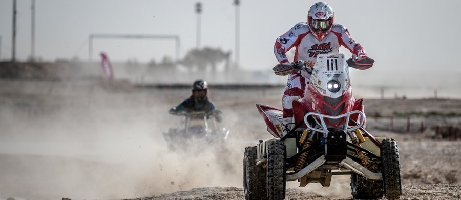 Na starcie Qatar Cross Country Rally wszystkich zawodników czekała spora niespodzianka. Prolog prowadził po błotnistym i pełnym słonej wody torze, zlokalizowanym nieopodal Losail Circuit. Ścigający się co roku na tutejszej pustyni rajdowcy nie przywykli do takich warunków i niejeden stracił przez to cenne sekundy. Rafał Sonik wywalczył drugie miejsce w stawce quadów i prawo do wyboru pozycji startowej przed pierwszym etapem. 