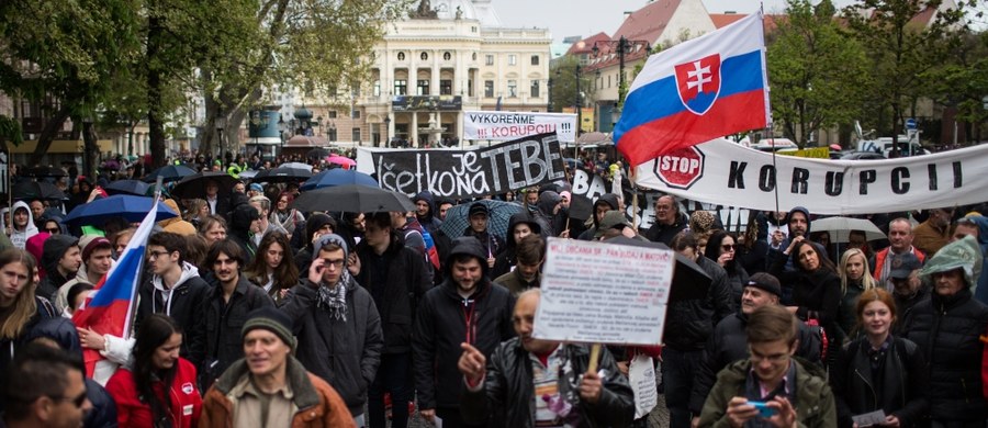 ​Kilka tysięcy ludzi demonstrowało w Bratysławie przeciwko szerzącej się w kraju korupcji. Żądano wyjaśnienia skandali korupcyjnych, a także dymisji szefa MSW Roberta Kaliniaka i szefa policji Tibora Gaspara.