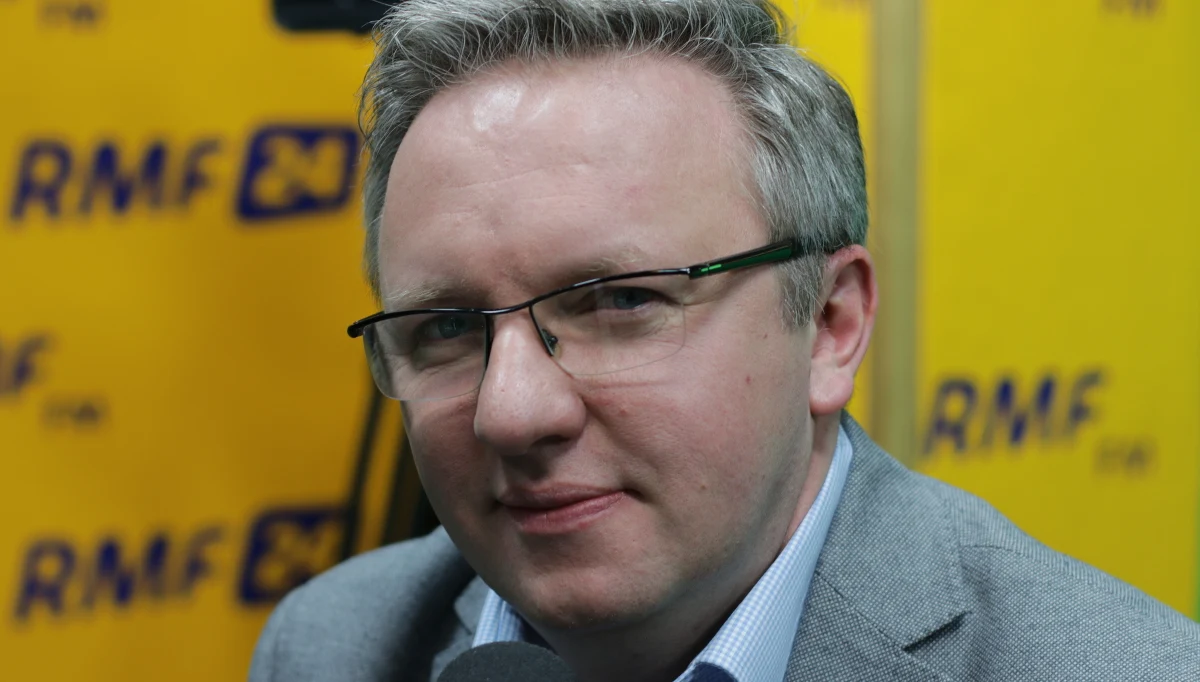 „Jeśli przewodniczący Tusk szanuje państwo polskie, to nie powinien urządzać tego typu spektakli. Pierwsza demonstracja poparcia dla pana Tuska miała być 10 kwietnia, co byłoby już zupełnym skandalem. Donald Tusk jest obywatelem Polski tak samo, jak każdy z nas (…), ma obowiązek złożyć wyjaśnienia” – powiedział w  Porannej rozmowie w RMF FM Krzysztof Szczerski, komentując  dzisiejsze przybycie Donalda Tuska do Warszawy. „Przewodniczący Tusk narusza równość obywateli w Polsce (…) dlatego, że mówi o tej sprawie z góry, jako o sprawie politycznej i próbuje wywrzeć naciski na organy śledcze, mówiąc o tym, że jeśli będzie wzywany po raz kolejny, to za każdym razem będzie urządzał tego typu spektakle” – dodał szefa gabinetu prezydenta, odnosząc się do wyjaśnień, jakie były premier złoży dziś w prokuraturze. „W żadnej mierze nie jest dzisiaj tak, że pan by prezydent wymusza na pani premier jakiekolwiek zmiany personalne (w rządzie). Pan prezydent wspiera działania każdego ministra rządu na tyle, na ile realizuje on wspólny program polityczny” - stwierdził Szczerski, odpowiadając na pytanie dotyczące ewentualnej dymisji Antoniego Macierewicza z funkcji szefa MON. „Minister Macierewicz, także w kontekście decyzji NATO, wzmacnia bezpieczeństwo Polski (…). Mogę ujawnić bez szczegółów, że prezydent na ostatniej odprawie z dowództwem wojska bardzo mocnymi słowami określił, jakiej praktyki oczekuje w procesie wzmacniania armii, i postawił bardzo wyraźne granice, w których ma odbywać się modernizacja armii” – podkreślił.
