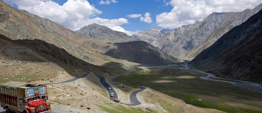 Co najmniej 44 osoby zginęły w wypadku autobusu w górskim stanie Himacal Prades na północy Indii - poinformował przedstawiciel lokalnych władz. 