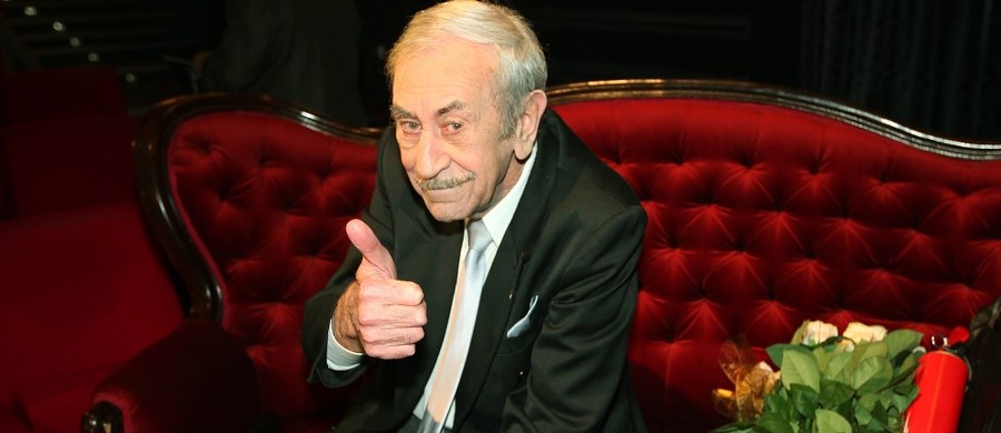 Jan Kobuszewski, kabareciarz, legenda polskiej sceny filmowej i teatralnej, obchodzi dziś swoje 83. urodziny. Związany był między innymi z kabaretem Dudek. Znany jest z ról w komediach Stanisława Barei, takich jak "Poszukiwany, poszukiwana", czy też "Brunet wieczorową porą". Pojawiał się także w serialach: "40-latek", "Zmiennicy" i "Alternatywy 4". Od kilku lat Kobuszewski przebywa na emeryturze.