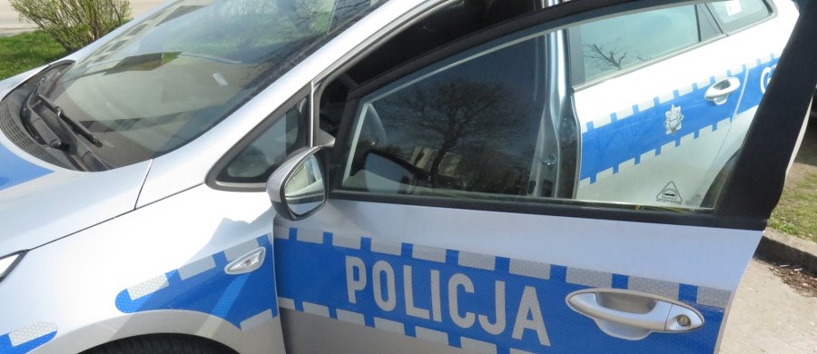 ​Stołeczni policjanci podjęli interwencję wobec pasażera, który na lotnisku Chopina, nadając bagaż zażartował, że może mieć bombę. Został ukarany mandatami w wysokości 1000 zł, a przedstawiciel linii, którą miał lecieć, nie wpuścił go na pokład samolotu.