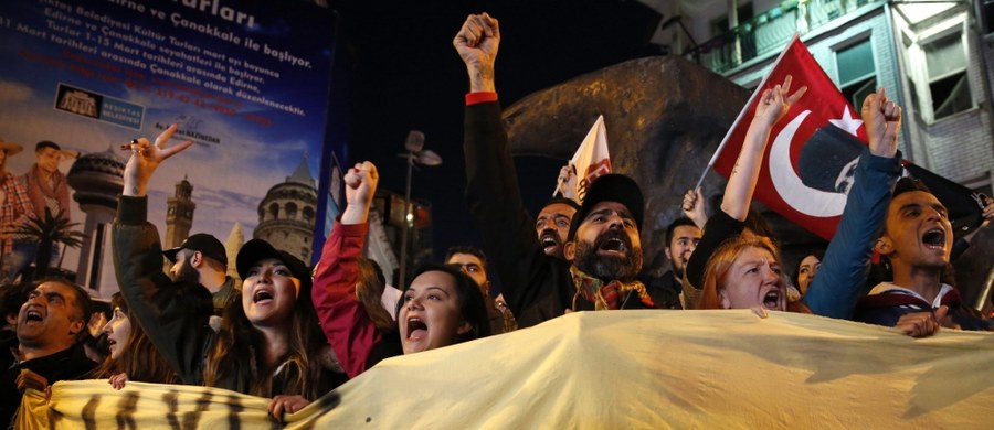 ​Premier Turcji Binali Yildirim oświadczył, że składanie skarg na wynik niedzielnego referendum to prawo opozycji, ale zastrzegł, że nie jest nim wzywanie ludzi do protestów na ulicach. Wcześniej prokurdyjska lewicowa Ludowa Partia Demokratyczna (HDP) zwróciła się do Najwyższej Komisji Wyborczej Turcji o anulowanie referendum. Z podobnym wnioskiem wystąpiło także główne ugrupowanie opozycyjne, czyli Partia Ludowo-Republikańska (CHP).