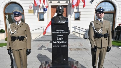 Macierewicz: Garnizon ma obowiązek strzec popiersia Lecha Kaczyńskiego