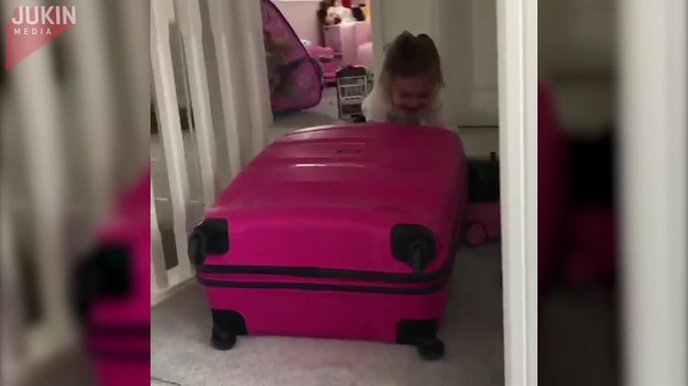 Kiedy ta mała zobaczyła, że starsza siostra spakowała torby na wakacje, natychmiast zapakowała swoje zabawki i oznajmiła, że również wyjeżdża. A że walizka była ogromna, a do pokonania schody - dziewczynka rzewnie płakała... i stała się bohaterką internetu.