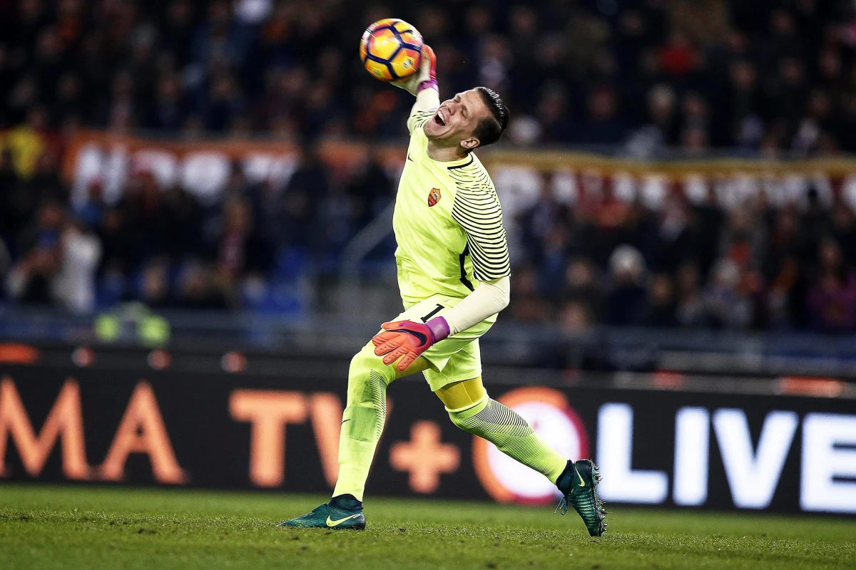 Wojciech Szczęsny może pożegnać się z klubem AS Roma, bo jego macierzysty Arsenal po dwóch latach wypożyczenia chciałby go sprzedać - donosi dziennik "La Repubblica". Jak podkreśla, polskim bramkarzem zainteresowane są inne włoskie kluby, w tym Napoli.
