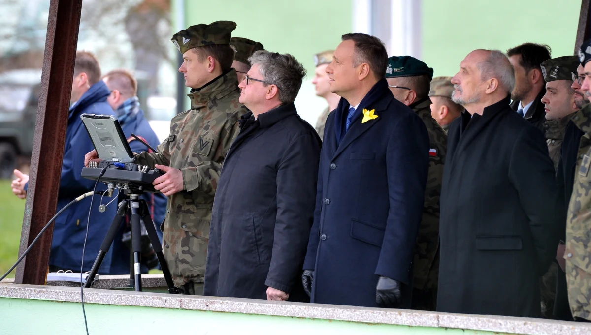 "Najważniejszą sprawą jest przywrócenie elementarnego poczucia sprawiedliwości i bezpieczeństwa, ważne jest, aby był odbudowywany potencjał polskiej armii, po latach tego, jak była osłabiana" - powiedział prezydent na spotkaniu z mieszkańcami Wałcza w Zachodniopomorskiem. Andrzej Duda podkreślał, że jego wielką ambicją jest, aby Polska zwana "Polską B" stała się "Polską A".