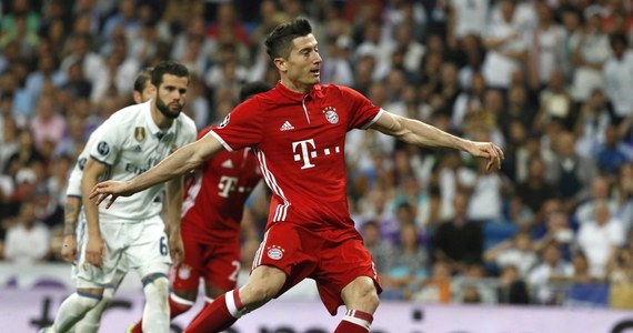 Przedstawiciele Bayernu Monachium zaprzeczyli, jakoby Robert Lewandowski, Thiago Alcantara i Arturo Vidal wtargnęli do szatni sędziów po zakończeniu wtorkowego meczu z Realem Madryt w ćwierćfinale Ligi Mistrzów, który niemiecka ekipa przegrała po dogrywce 2:4. Hiszpańska gazeta "Marca" donosiła, że mniej więcej 20 minut po ostatnim gwizdku spotkania w Madrycie doszło do incydentu z Polakiem, Hiszpanem i Chilijczykiem w rolach głównych: mieli krzyczeć na sędziów używając niecenzuralnych słów, a ponadto wtargnąć do strefy przeznaczonej wyłącznie dla arbitrów.