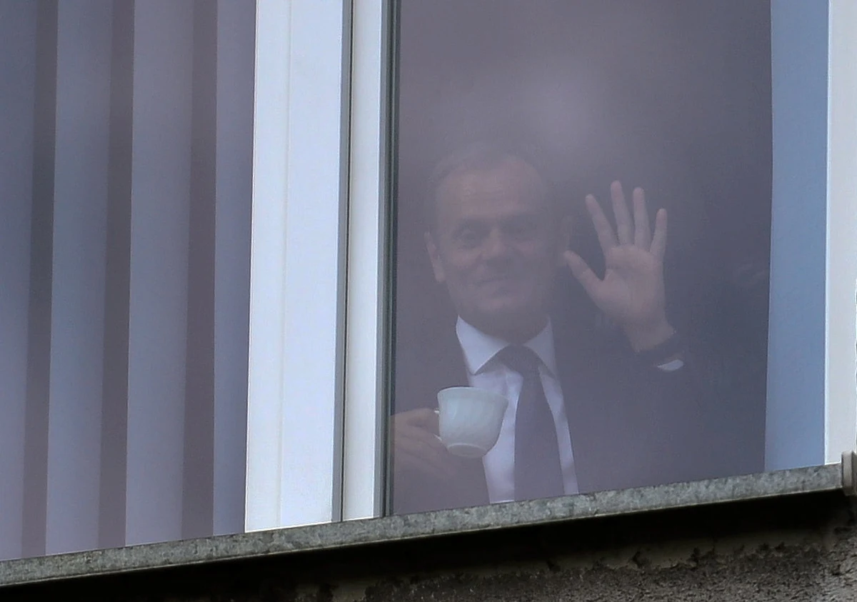 "Ani Donald Tusk, ani jego pełnomocnik nie złożyli zastrzeżeń do przebiegu czynności" - poinformował rzecznik Prokuratury Okręgowej w Warszawie prok. Michał Dziekański. Jak powiedział, zeznania Tuska były niezbędne dla wszechstronnego wyjaśnienia sprawy, w której zeznawał.