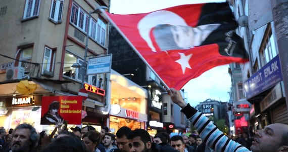 Najwyższa Komisja Wyborcza (YSK) Turcji odrzuciła wniesione przez opozycję skargi ws. nieprawidłowości w czasie niedzielnego referendum konstytucyjnego, którego wynik znacznie wzmocni urząd prezydenta. Opozycja żądała powtórzenia plebiscytu.