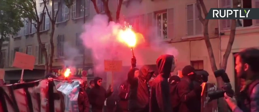 Kilkaset osób protestowało w Marsylii przeciwko Marine Le Pen, kandydatce antyunijnego i antyimigracyjnego Frontu Narodowego w wyborach prezydenckich. Pokojowa początkowo demonstracja przerodziła się w starcia z policją. 