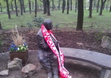 Biało-czerwone szaliki na pomnikach. Biało-czerwone flagi w oknach
