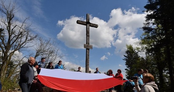 Pięciu naszych dziennikarzy wspięło się na pięć szczytów, aby rozwiesić biało-czerwone flagi! W ten sposób uczciliśmy Dzień Flagi Rzeczpospolitej Polskiej! Dotarliśmy więc na Rysy, Babią Górę, Śnieżkę, Tarnicę i Łysicę.