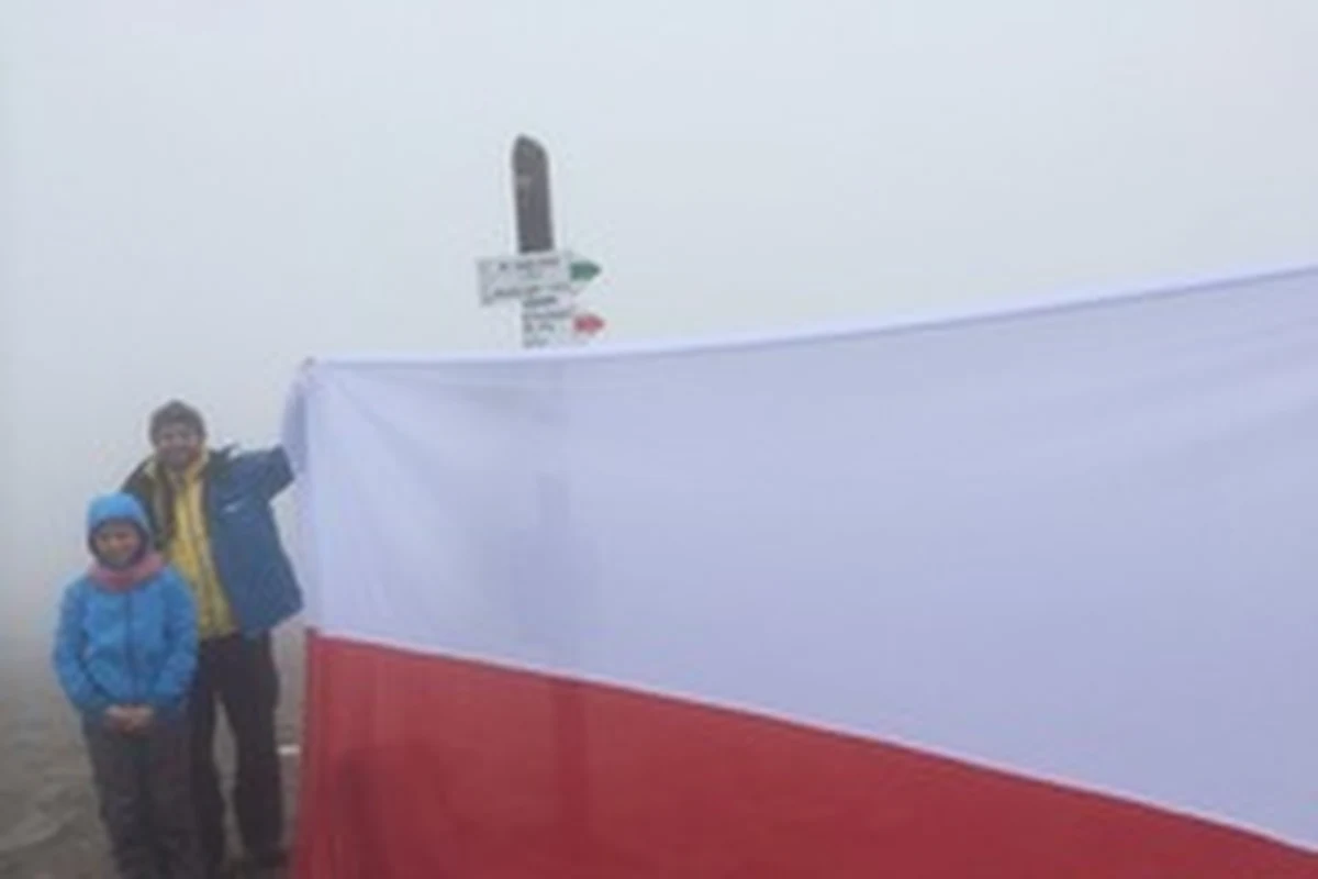 ​Prognozy od początku były złe: zimno, wiatr, wilgoć, deszcz, mgła, a nawet marznący śnieg. I wszystko się sprawdziło - tak drogę na Babią Górę wspomina nasz dziennikarz Marcin Buczek. Na jej szczycie rozwinął w ramach akcji RMF FM biało-czerwoną flagę. 