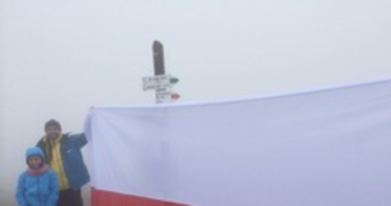 ​Prognozy od początku były złe: zimno, wiatr, wilgoć, deszcz, mgła, a nawet marznący śnieg. I wszystko się sprawdziło - tak drogę na Babią Górę wspomina nasz dziennikarz Marcin Buczek. Na jej szczycie rozwinął w ramach akcji RMF FM biało-czerwoną flagę. 
