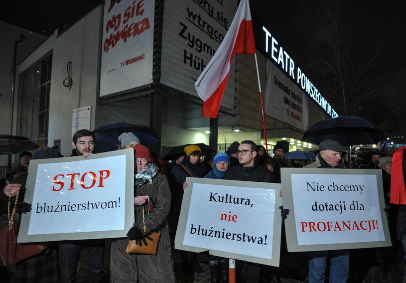 Młodzież Wszechpolska zamierza protestować w piątek przed Teatrem Powszechnym w Warszawie, który tego dnia wznawia wystawianie spektaklu "Klątwa" Olivera Frljicia. O interwencję w tej sprawie MW zwróciła się do Prokuratora Generalnego oraz ministra kultury.