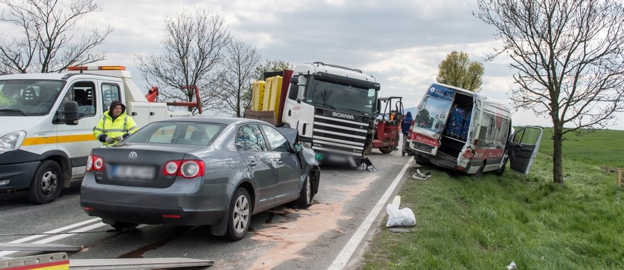 Karambol na drodze krajowej nr 35 w Gniechowicach koło Wrocławia. W zderzeniu czterech samochodów rannych zostało 9 osób - w tym dwie ciężko.