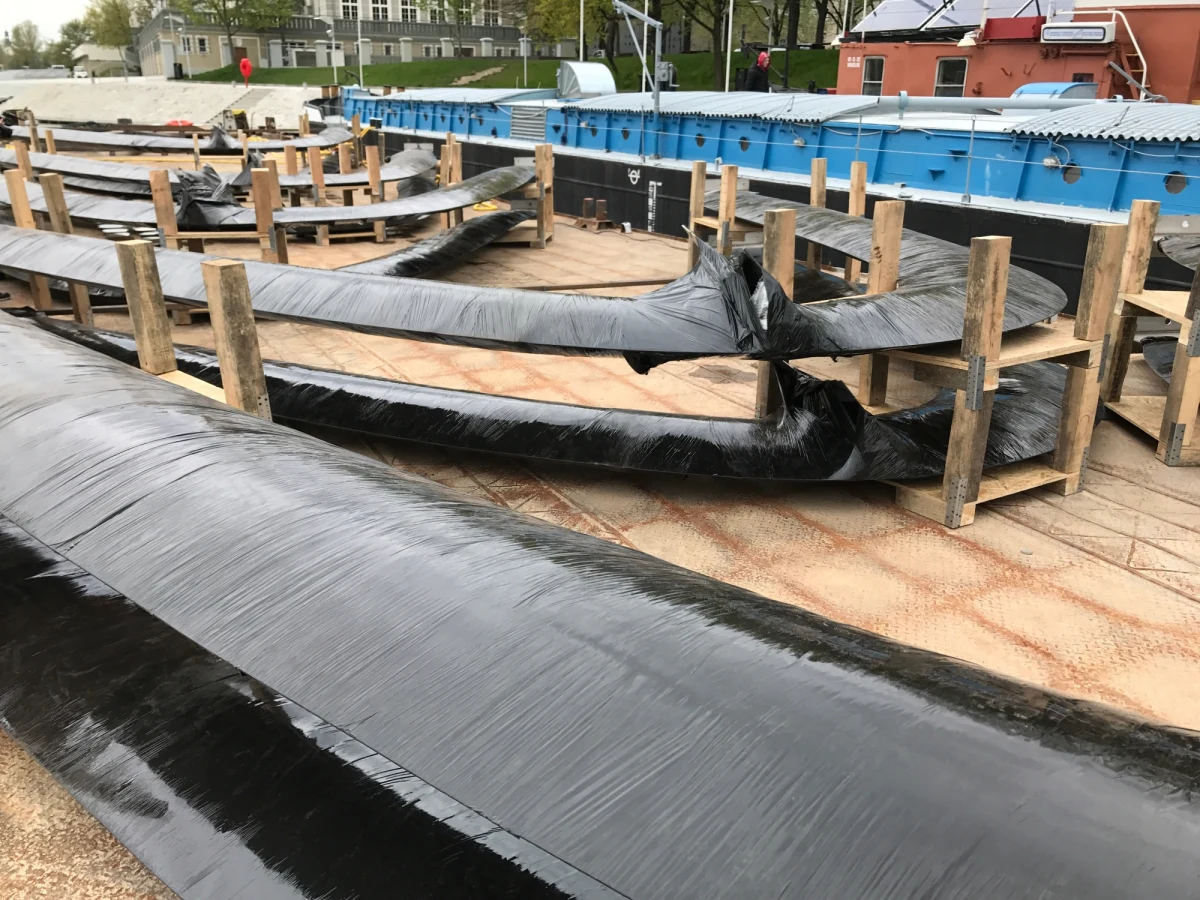 Tur i Żwirek, dwa pchacze, pchały dzisiaj po Odrze barkę z niecodziennym transportem. Rzeką przewożono wartą ponad milion złotych rzeźbę, która ma stanąć na zrewitalizowanej Wyspie Daliowej we Wrocławiu. W grę wchodził tylko transport rzeką, bo elementy rzeźby są zbyt duże, by przewieźć je ciężarówkami.