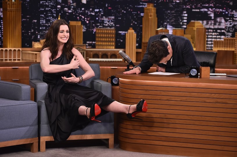 Aktorka Anne Hathaway była gościem programu Jimmy’ego Fallona. Wraz z nim wzięła udział w zabawie, która polegała na śpiewaniu piosenek z tekstem zmienionym przez Google Translator. 