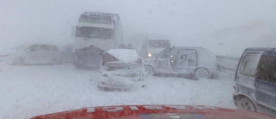 Potężny karambol na autostradzie koło Popradu na północnym wschodzie Słowacji. Przy bardzo trudnych warunkach pogodowych zderzyło się tam - jak podała słowacka policja - około 40 aut. Ranne zostały 24 osoby, stan jednej z nich jest ciężki.
