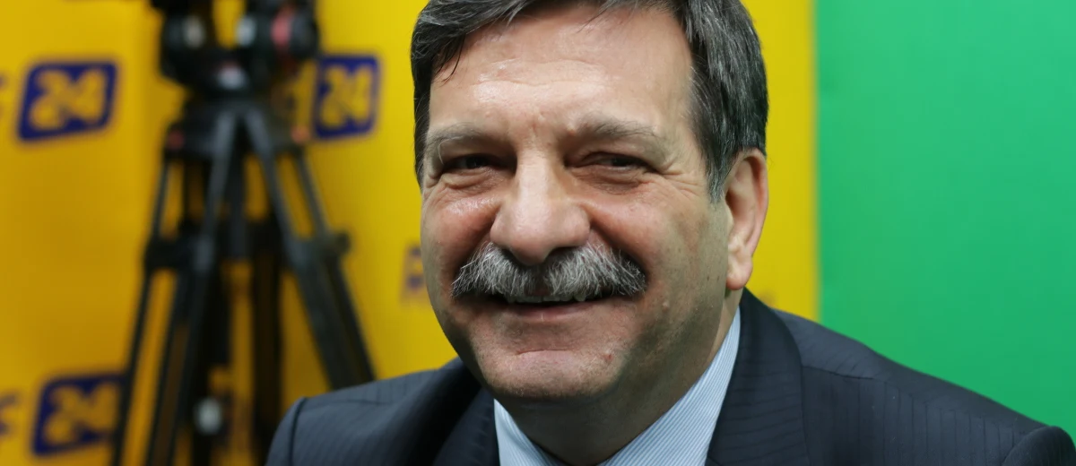 Wiadomość o dymisji Wacława Berczyńskiego, przewodniczącego podkomisji do ponownego zbadania katastrofy smoleńskiej, to w pewnym stopniu zaskoczenie – mówi w Popołudniowej rozmowie w RMF FM Janusz Śniadek. "Chociaż z drugiej strony, obserwując pana Berczyńskiego uderzające było dla mnie, że z całą pewnością nie jest on politykiem. Może to wydarzenie uświadomiło mu dopiero polskie realia, że cokolwiek powie będzie użyte przeciwko niemu" - uważa gość Marcina Zaborskiego. "Mówił rzeczy niepotrzebne, myślę, że tu bardziej jakaś megalomania doszła do głosu niż rzeczywista możliwość wpływu. W każdym razie poważny polityk, czy poważna osoba, a za taką uważałem go i nadal jeszcze uważam, nie powinna wypowiadać takich zdań publicznie, bo one były nieprawdziwe" - dodaje poseł PiS. Śniadek uważa, że Berczyński udzielając wywiadu, w którym mówił, że to on "wykończył caracale", stracił wiarygodność, stworzył bardzo niezręczną sytuację.  