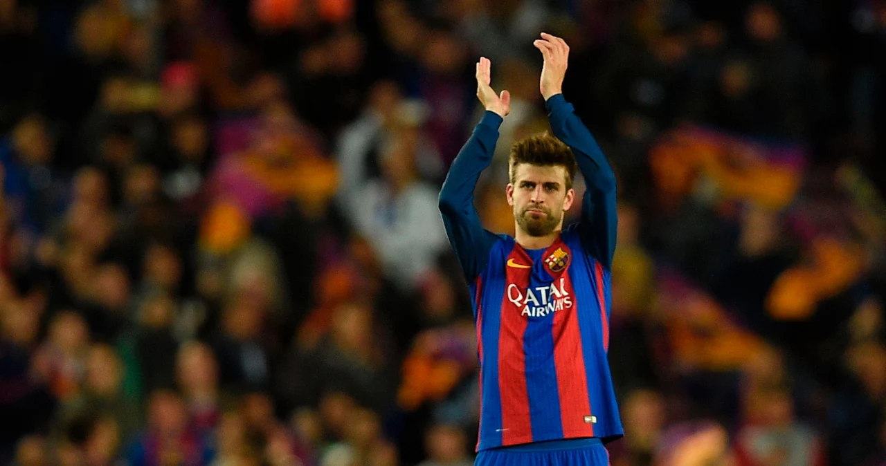 Gerard Pique dziękuje kibicom na Camp Nou po rewanżowym meczu z Juventusem