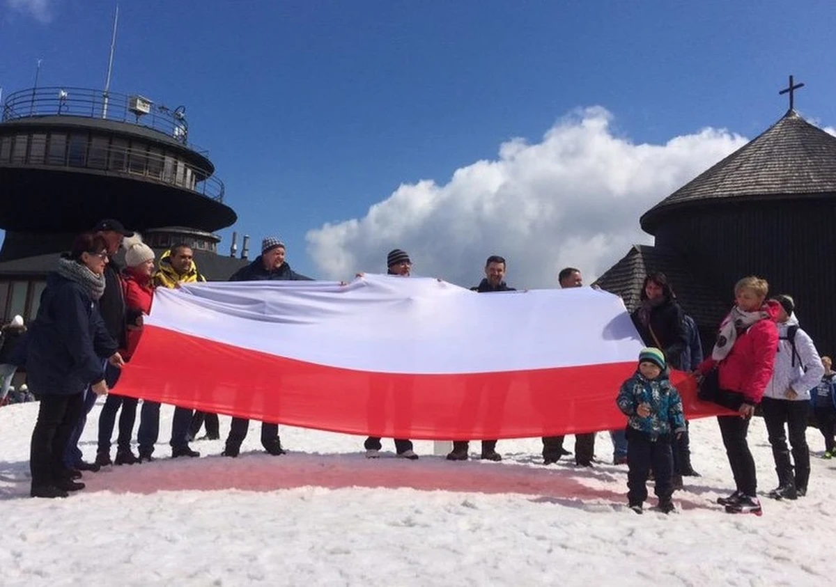 "Szaliki na pomniki", flagi na pięciu polskich szczytach, tegoroczna biało-czerwona sztafeta... Wspólne świętowanie 2 maja to już tradycja w RMF FM! Przypominamy Wam, jak obchodziliśmy Dzień Flagi w ubiegłych latach.