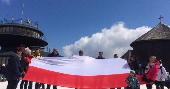 "Szaliki na pomniki", flagi na pięciu polskich szczytach, tegoroczna biało-czerwona sztafeta... Wspólne świętowanie 2 maja to już tradycja w RMF FM! Przypominamy Wam, jak obchodziliśmy Dzień Flagi w ubiegłych latach.