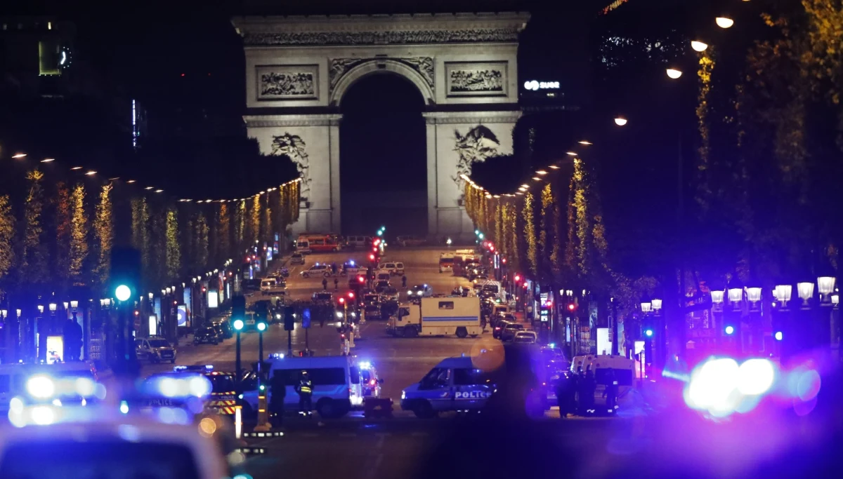Państwo Islamskie przyznało się do wieczornego zamachu na paryskich Polach Elizejskich. Mężczyzna uzbrojony w karabin automatyczny otworzył ogień do policjantów. Jeden został zabity, dwóch funkcjonariuszy jest rannych. Napastnika zastrzelono.