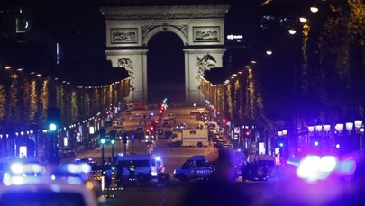Policjanci ostrzelani na Polach Elizejskich w Paryżu. Do zamachu przyznało się ISIS