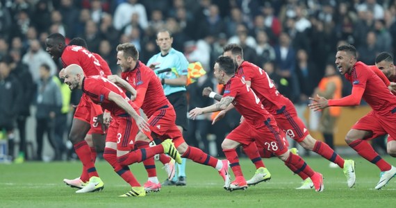 Piłkarze Olympique Lyon wyeliminowali na wyjeździe po serii rzutów karnych Besiktas Stambuł w ćwierćfinale Ligi Europejskiej. Jedną z "jedenastek" wykorzystał Maciej Rybus. Odpadł RSC Anderlecht Łukasza Teodorczyka - uległ po dogrywce Manchesterowi United 1:2.