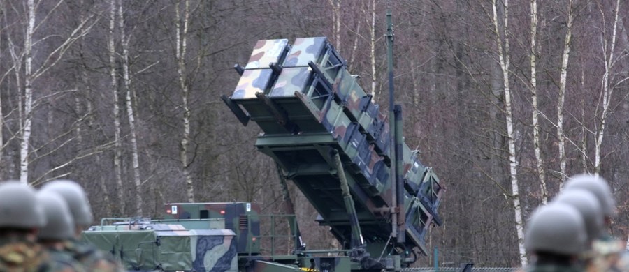 ​Należąca do NATO Rumunia planuje zakupić od amerykańskiej firmy Raytheon pociski rakietowe Patriot w celu wzmocnienia obrony swej przestrzeni powietrznej - poinformował w czwartek wysoki rangą przedstawiciel ministerstwa obrony.